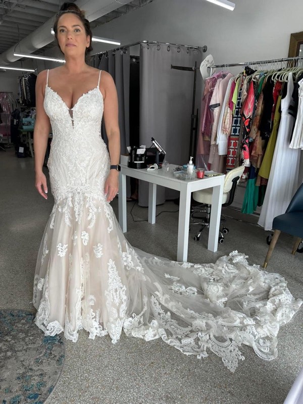 Mermaid wedding dress with lace appliqu&eacute;